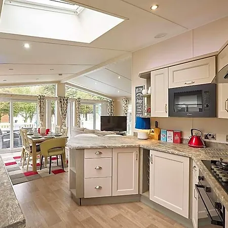 The Crucible With Hot Tub Lodge *
