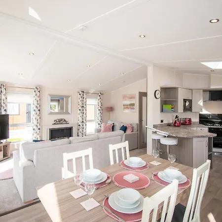 The Crucible With Hot Tub Lodge